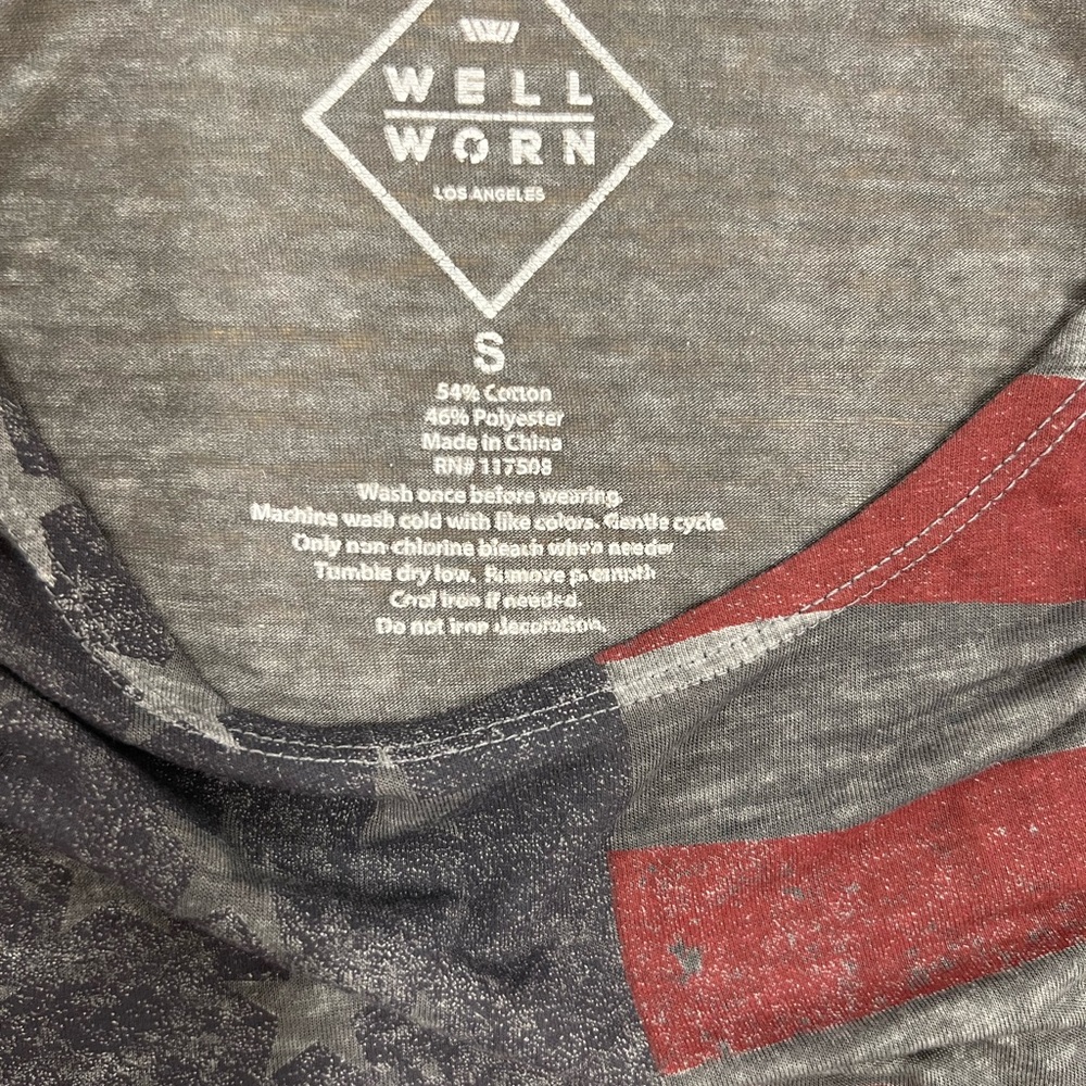 4 for $20. Well Worn grey light top with USA flag size S.